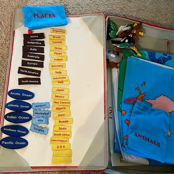 FAO Schwarz world map wall mat & carry - Picture 2 of 8